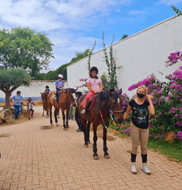 Crianças a participar num passeio a cavalo na Quinta da Marinha, Cascais